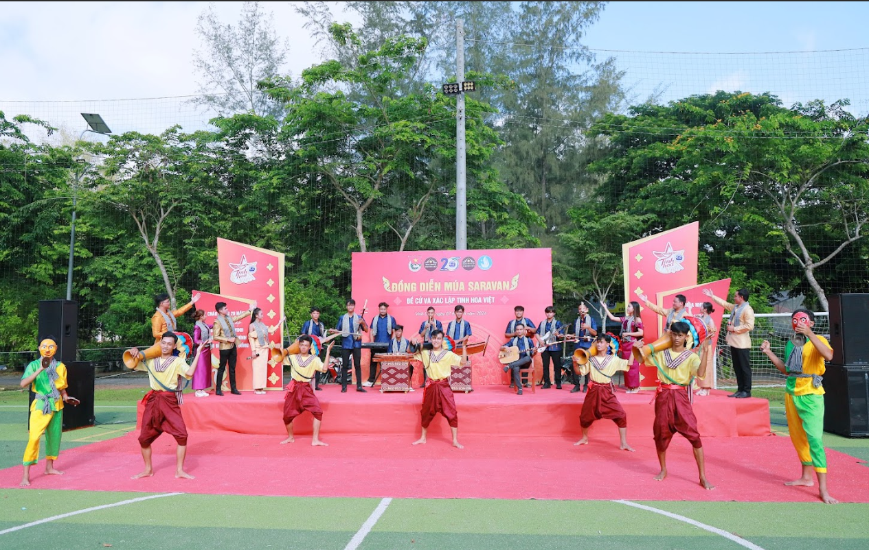 Đồng diễn múa Saravan