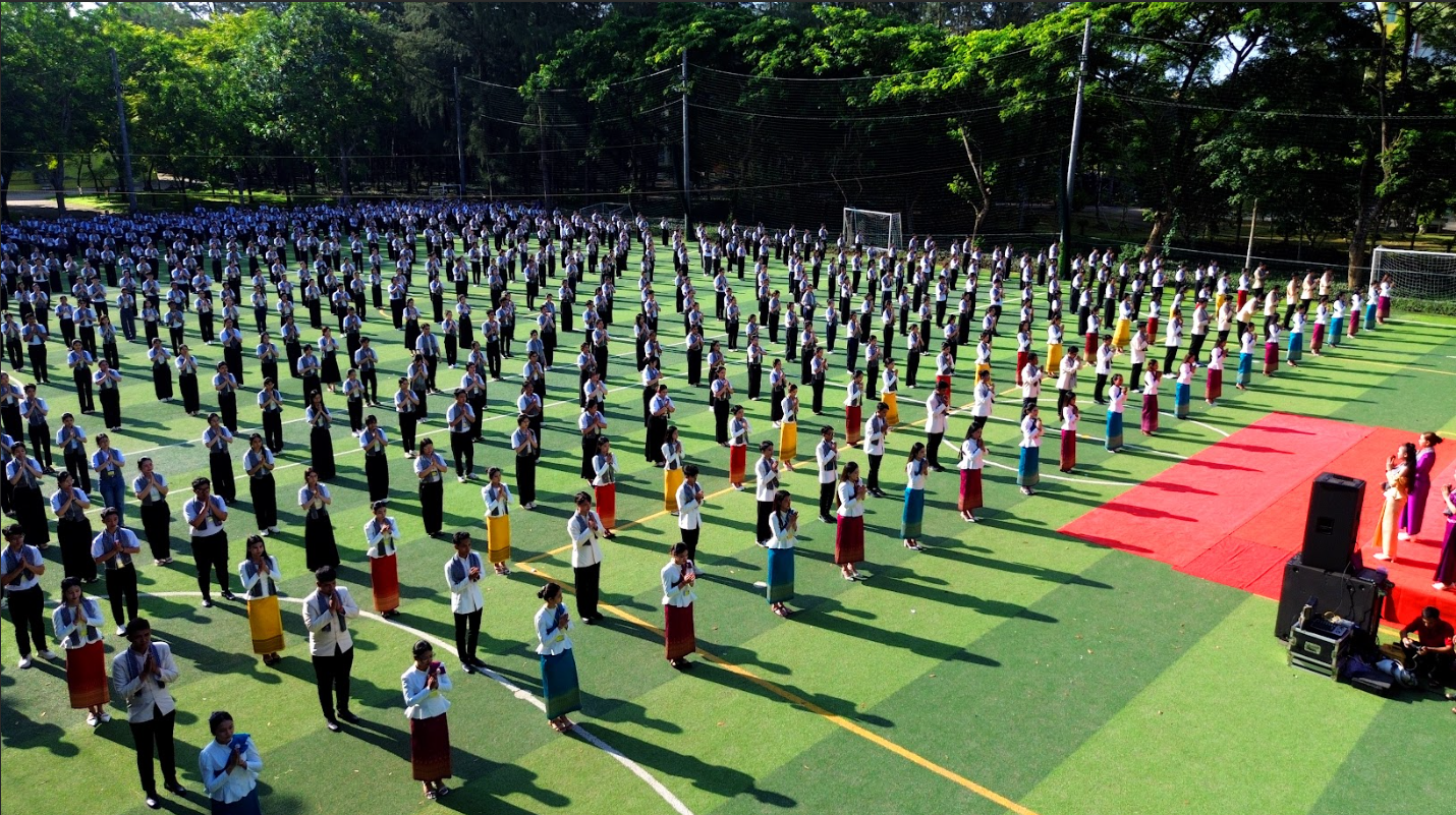 Đồng diễn múa Saravan
